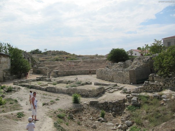 Античный театр и средневековый храм